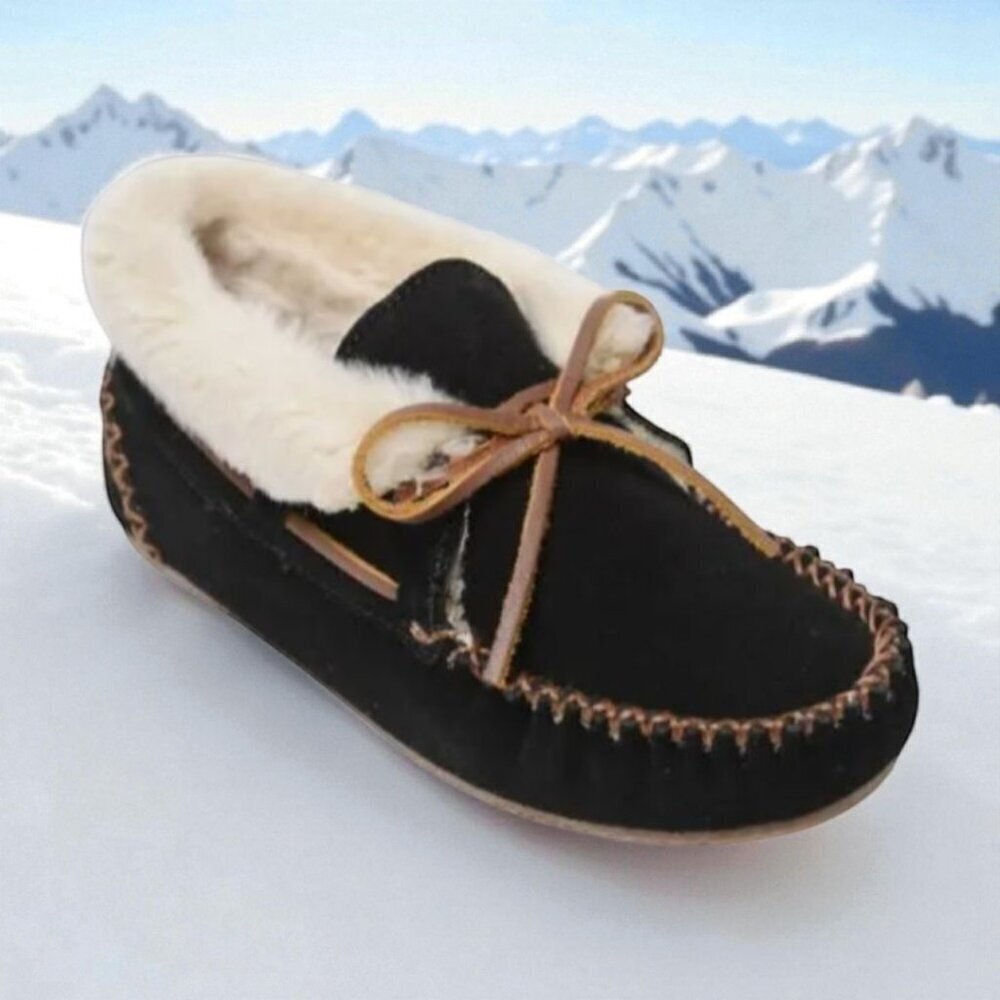 NEW!!! - MINNETONKA WOMEN’S CHRISSY BLACK - SIZE 8M